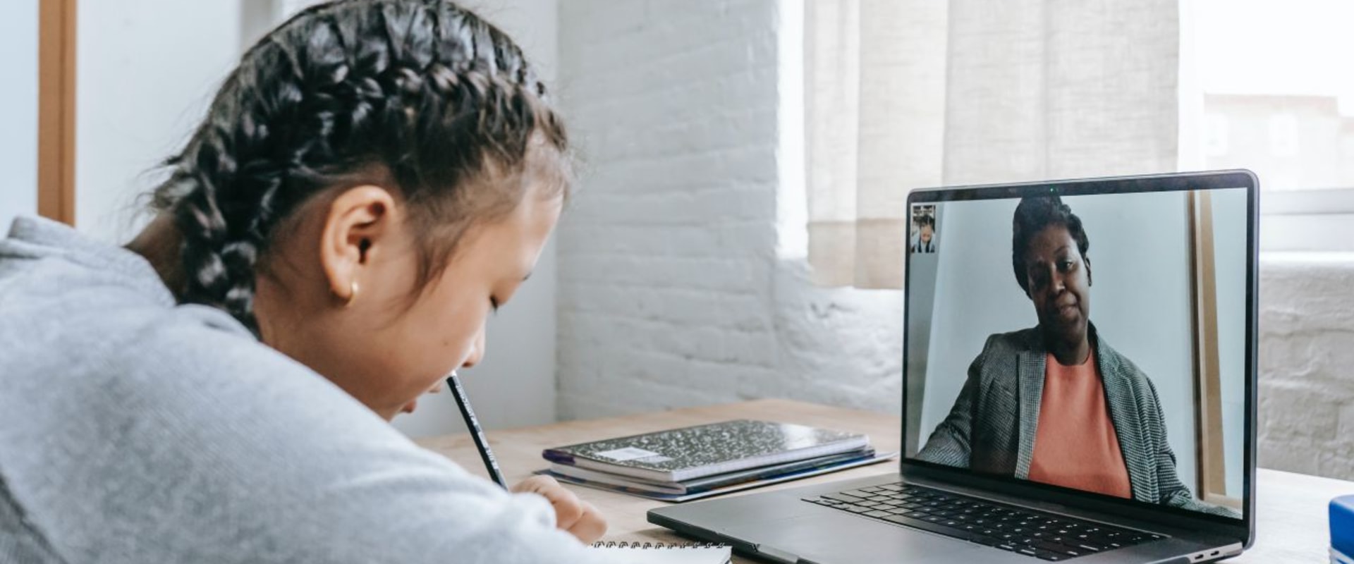 No Geographical Limitations: The Advantages of Online Tutoring